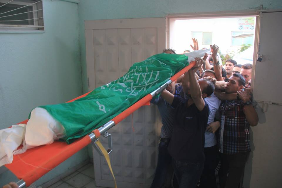 صور من جنازة الشهيد الطفل على العاوور