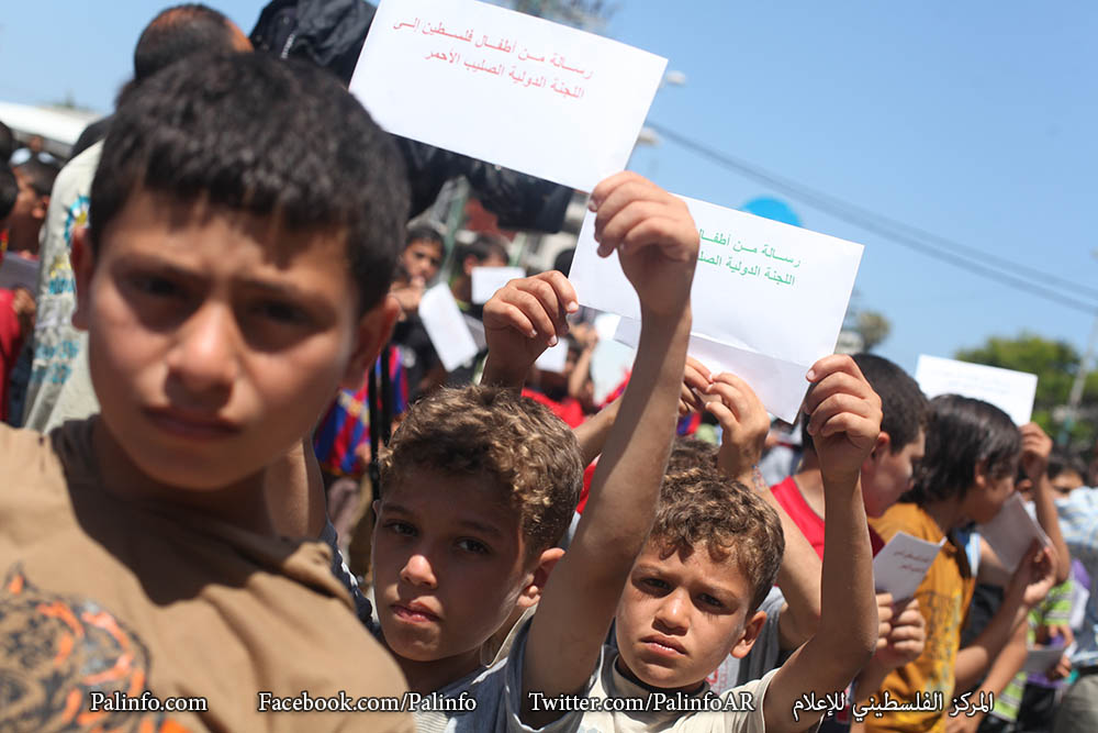 الاطفال الفلسطينيين يسلمون الصليب الاحمر رسائل ويواصلون تضامنهم مع الاسرى