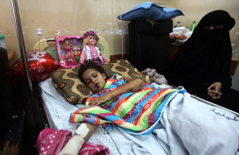 الطفلة ألما محمود ابوحصيرة (8 سنوات) تتلقي العلاج في قسم الأطفال في مستشفى الشفاء في غزة