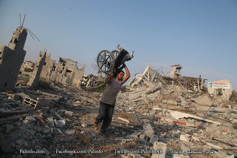 الفلسطينيين يتفقدون مستشفى الوفاء بعد ان دمره الاحتلال الصهيوني خلال الحرب على غزة