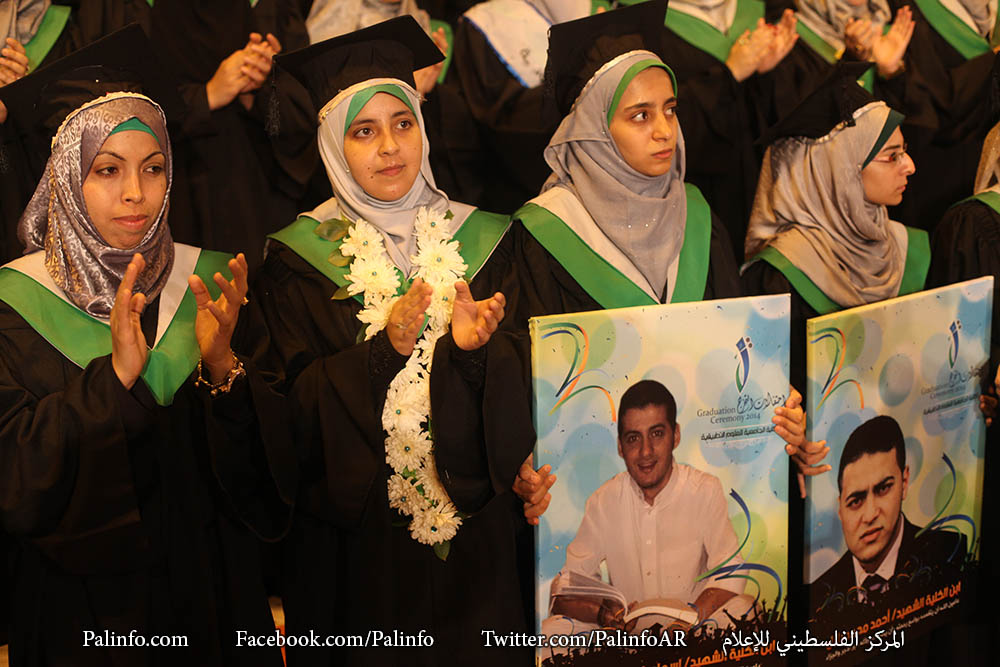 حفل تخريج دفعة من خريجي الكلية الجامعية بحضور صور لـ 17 شهيد خريج
