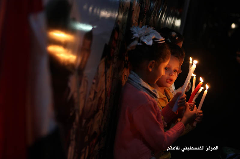 اضاءة الشموع بغزة على أرواح الشهداء الجنود المصريين