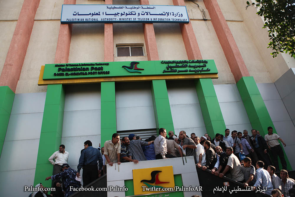 موظفي غزة المدنيين يتلقون راتب 1200$