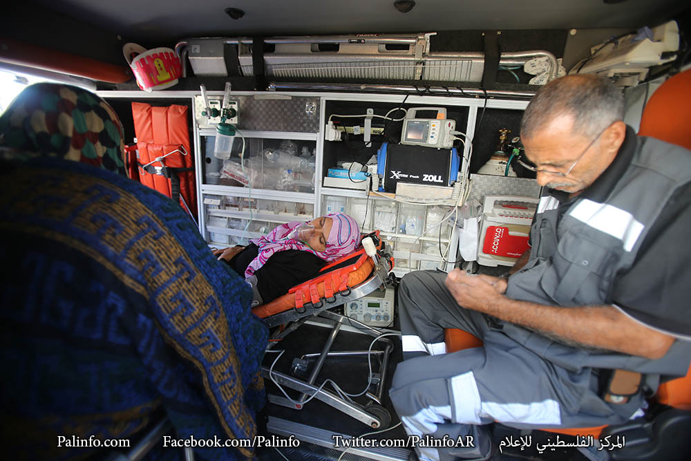 وقفة احتجاجية لمرضى قطاع غزة والطواقم الطبية أمام معبر رفح المغلق من قبل الجانب المصري