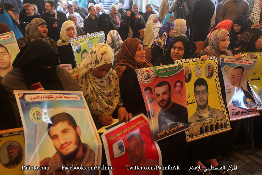 الاعتصام الاسبوعي لأهالي الأسرى داخل مقر الصليب الاحمر بغزة