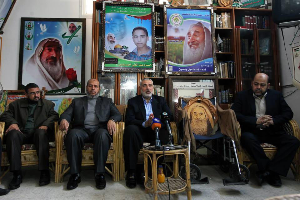 هنية خلال زيارته لمنزل الشهيد أحمد ياسين في ذكرى الإنطلاقة الـ 27 للحركة