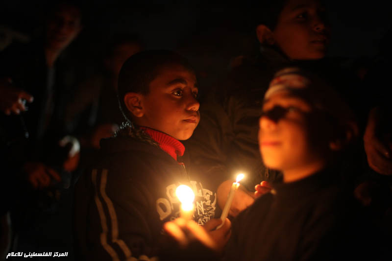 أطفال غزة يتضامنون مع مخيم اليرموك المحاصر