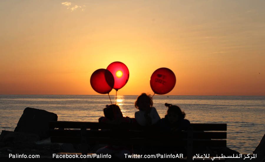 غرروب الشمس اخر يوم من عام 2014 من شرق مدينة غزة والمنازل المدمرة
