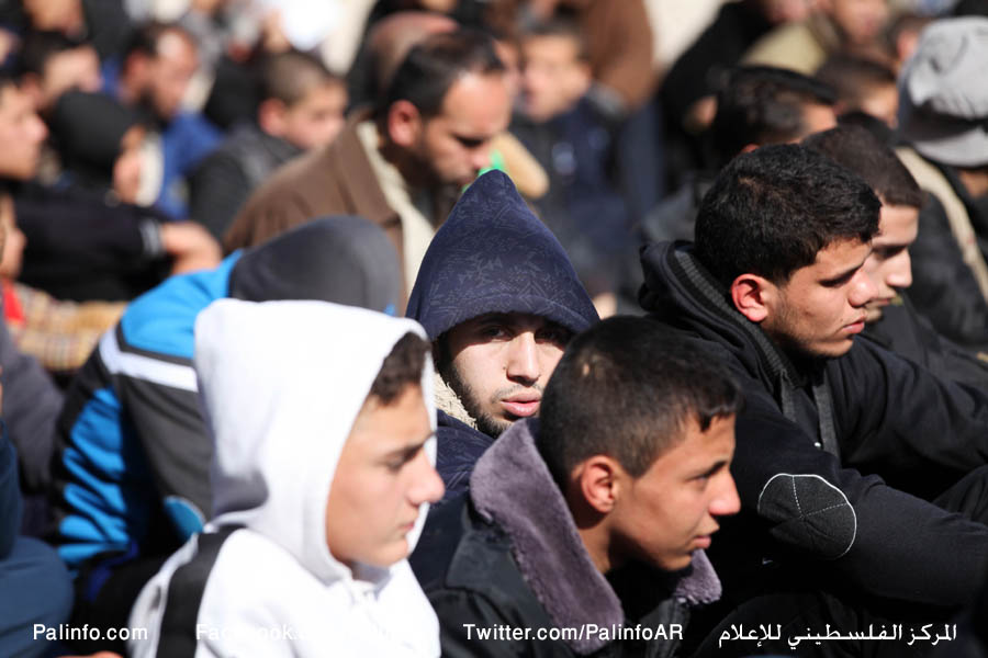 ضمن فعاليات كسر الحصار صلاة الجمعة أمام مقر المندوب السامي للأمم المتحدة في مدينة غزة