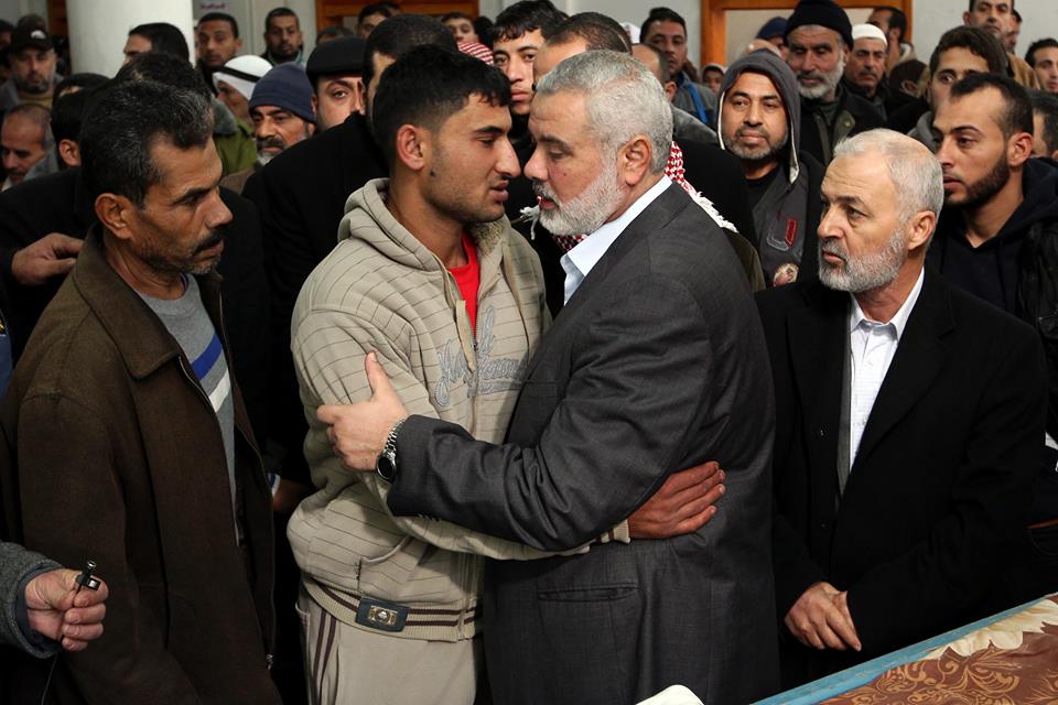 د. إسماعيل هنية خلال صلاة جنازة أطفال آل الهبيل عمر وخالد