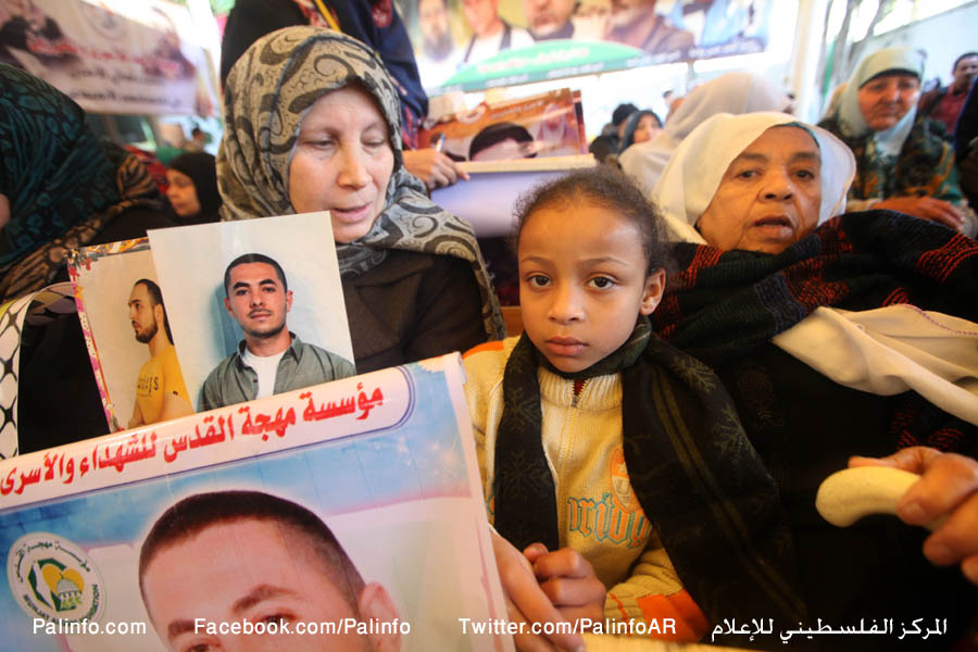 الاعتصام الاسبوعي لأهالي الاسرى داخل مقر الصليب الاحمر بغزة