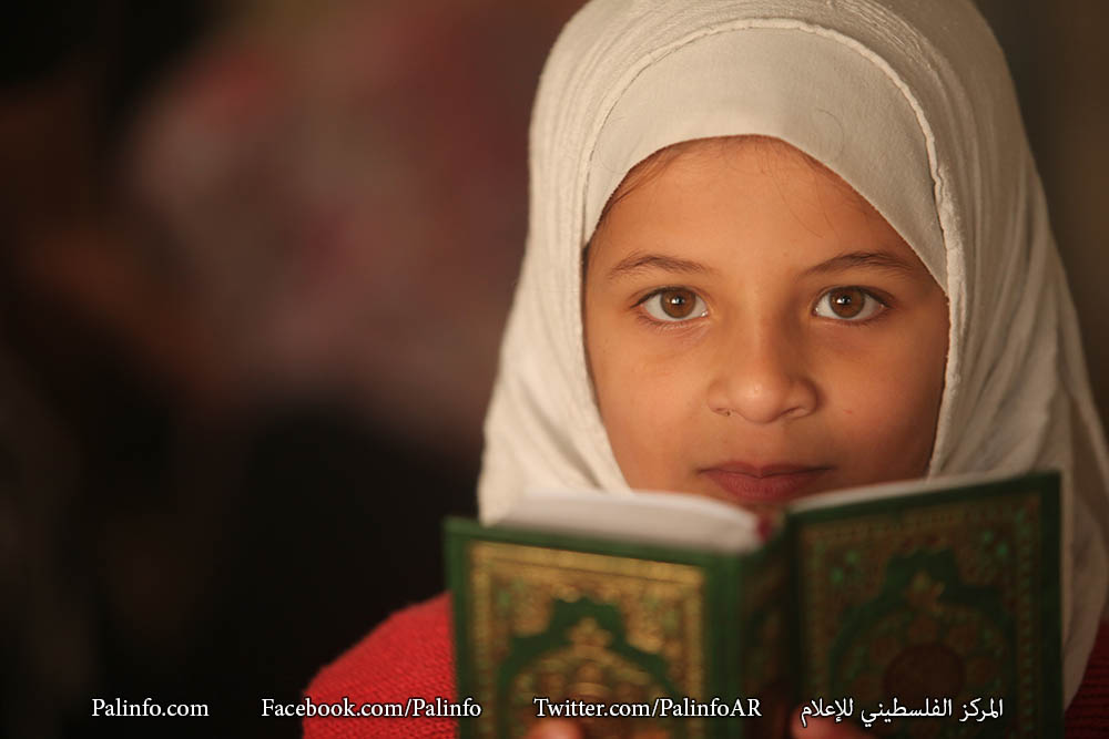 صور لطالبات يتعلمن القرآن الكريم في أحد مساجد قطاع غزة