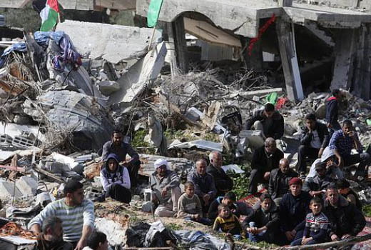 رفضا للحصار ومطالبة بالإعمار أداء صلاة الجمعة على أنقاض مساجد غزة