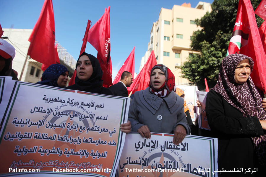 انصار الجبهة الديمقراطية يشاركون في وقفة للمطالبة بالإفراج عن الاسرى في سجون الاحتلال