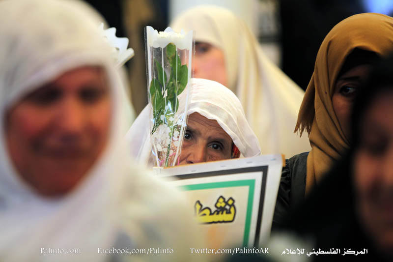 الاعتصام الأسبوعي لأهالي الأسرى داخل مقر الصليب الأحمر في غزة