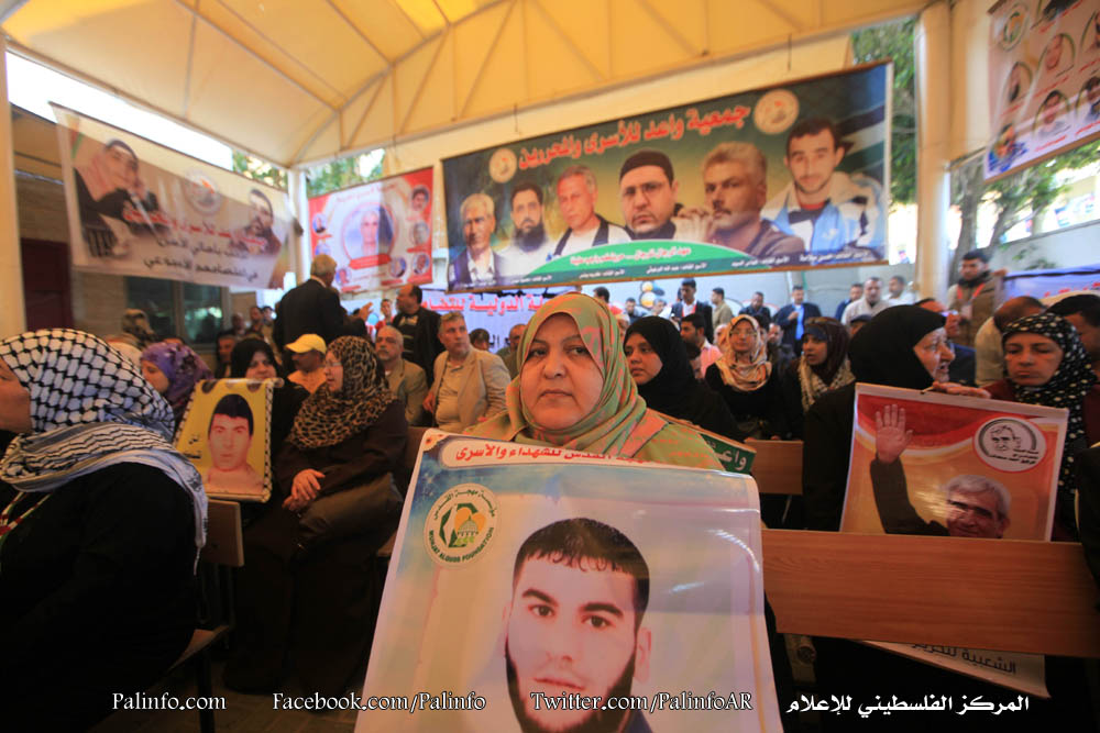الاعتصام الأسبوعي لأهالي الأسرى داخل مقر الصليب الأحمر بتاريخ 30-3-2015