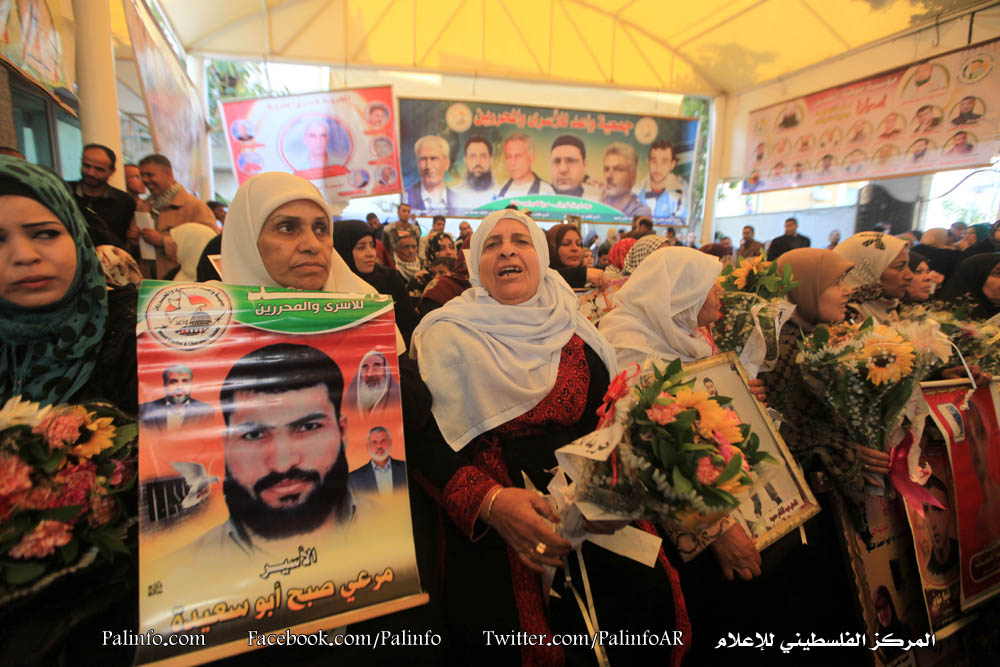 الاعتصام الأسبوعي لأهالي الأسرى داخل مقر الصليب الأحمر بغزة بتاريخ 13/04/2015