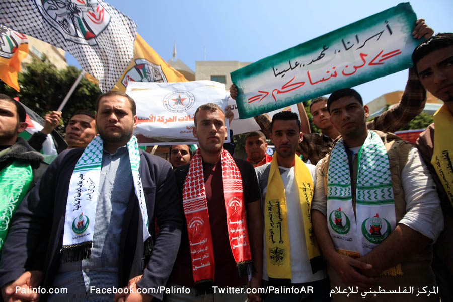 مسيرات لمجالس الطلاب في الجامعات أمام مقر الصليب الأحمر بغزة للمطالبة بالإفراج عن الأسرى