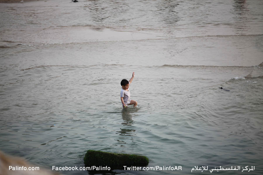 صور لعائلات فلسطينية تستجم على شاطئ بحر غزة