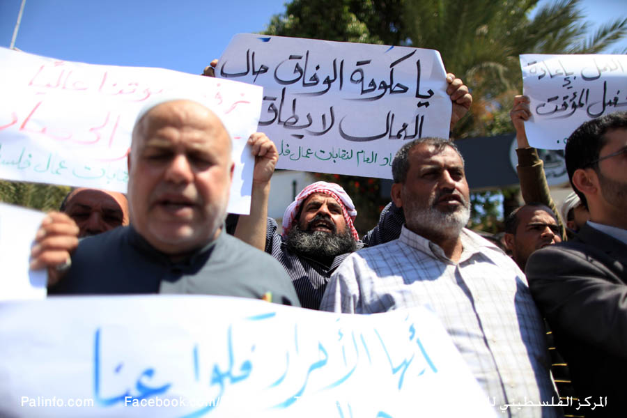 اعتصام أمام رئاسة الوزراء للمطالبة بوضع حلول لقضية العمال والبطالة ومطالبة مصر بفتح المعابر