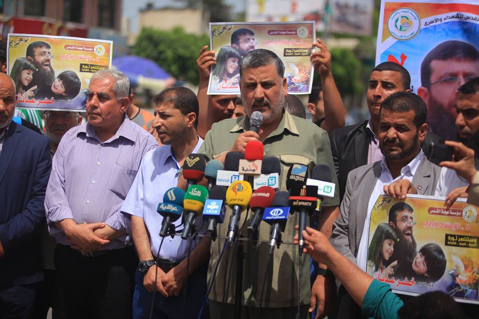 وقفة تضامنية في ميدان غزة مع الأسير المضرب عن الطعام في سجون الاحتلال خضر عدنان