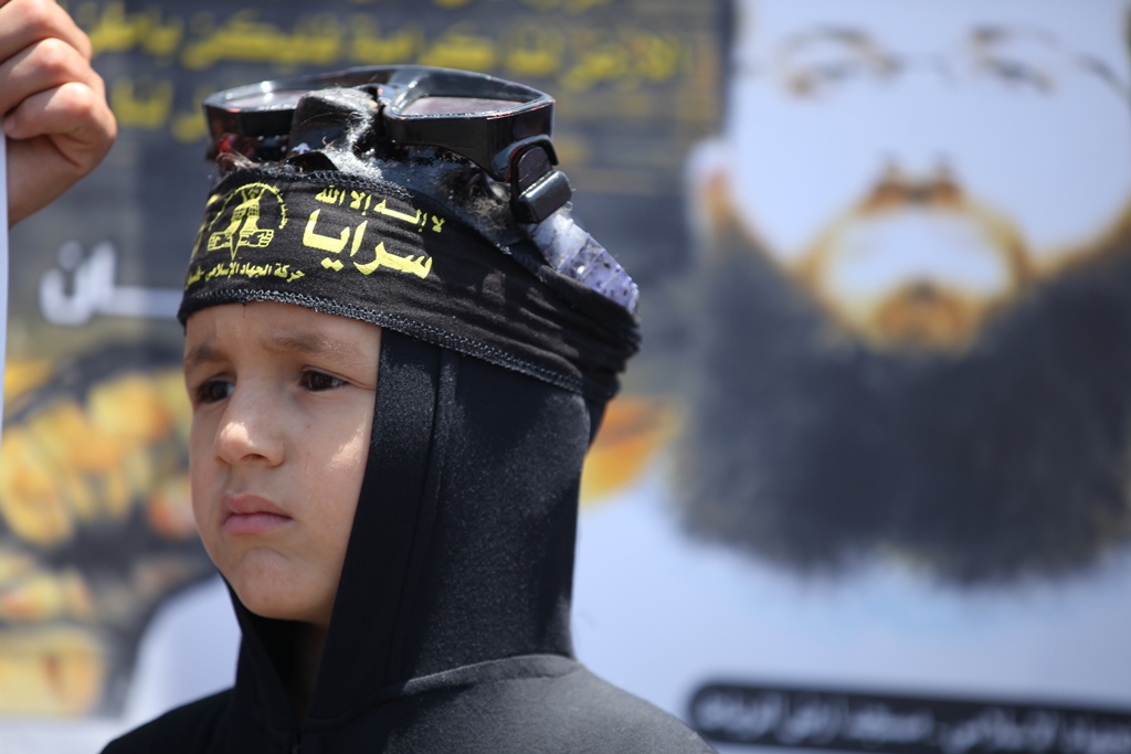 أطفال يعتصمون تضامنا مع الأسير خضر عدنان