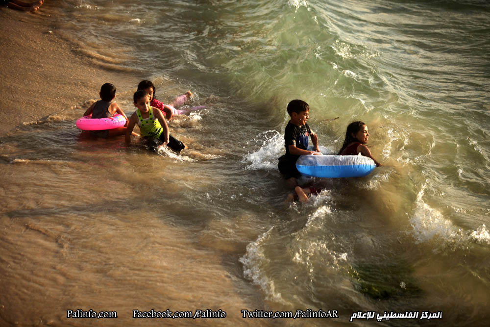 شاطئ بحر غزة .. متنفس يهرب إليه الغزيون من ضيق الحصار.