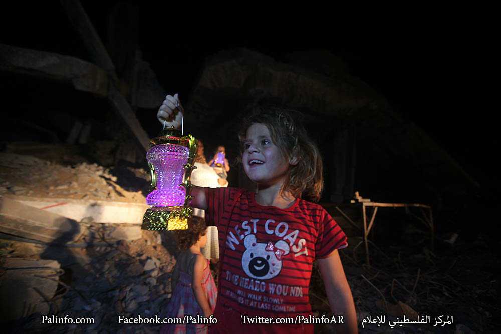 أطفال غزة يضيؤن فوانيس رمضان أمام البيوت المدمرة