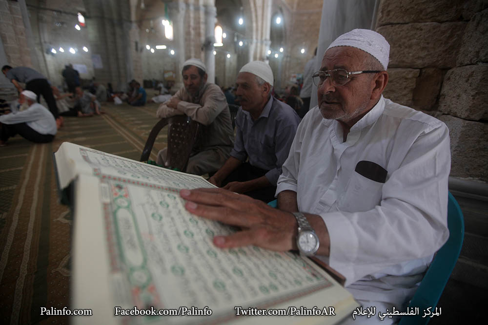 استغلال المواطنين نهار رمضان في قراءة القرآن الكريم في المساجد
