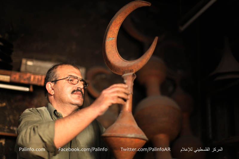 نحاس في غزة يصنع اهلة المساجد في غزة منذ 40 عام بعد أن ورث المهنة عن ولاديه
