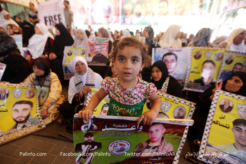الاعتصام الأسبوعي لأهالي الأسرى داخل مقر الصليب الأحمر بغزة بتاريخ 22-6-2015