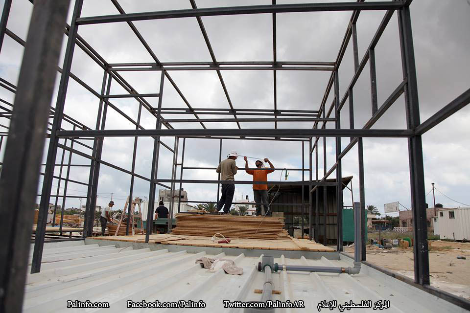 صور لعمال فلسطينيين خلال إعداد البيوت المؤقتة لمئات الأسر المتضررة والمهدمة منازلهم