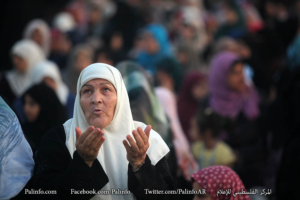 صلاة عيد الفطر المبارك في وسط مدينة غزة خلف الدكتور محمود الزهار