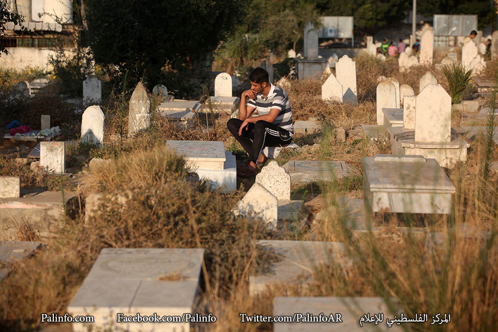 زيارة الفلسطينيين لأقاربهم في المقابر في أول أيام عيد الفطر في غزة