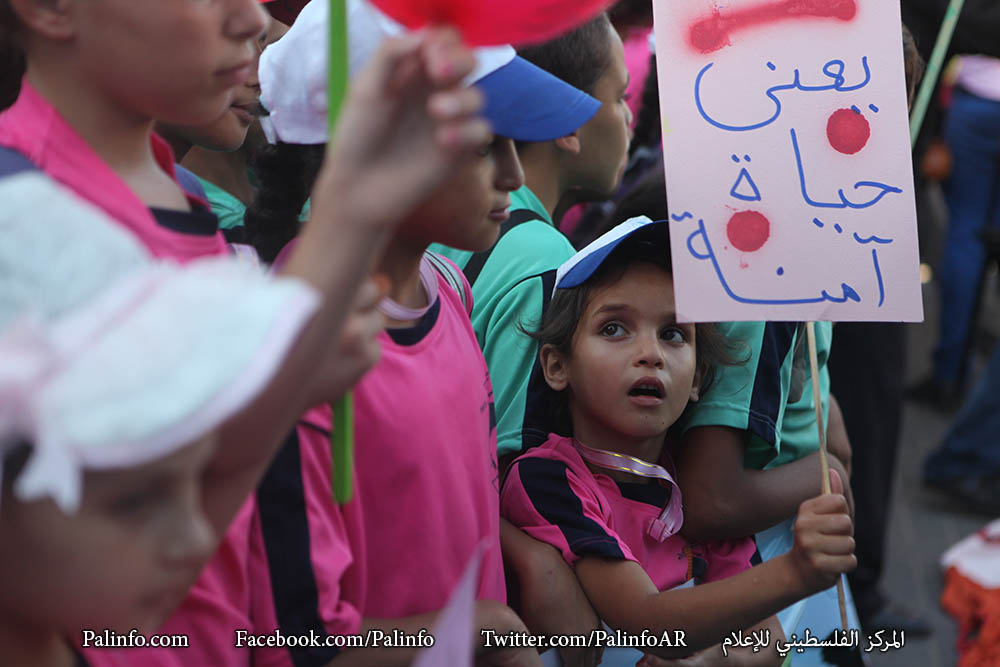أطفال غزة خلال اعتصام لهم أمام مقر الأمم المتحدة مطالبين برفع الحصار وكرامة العيش