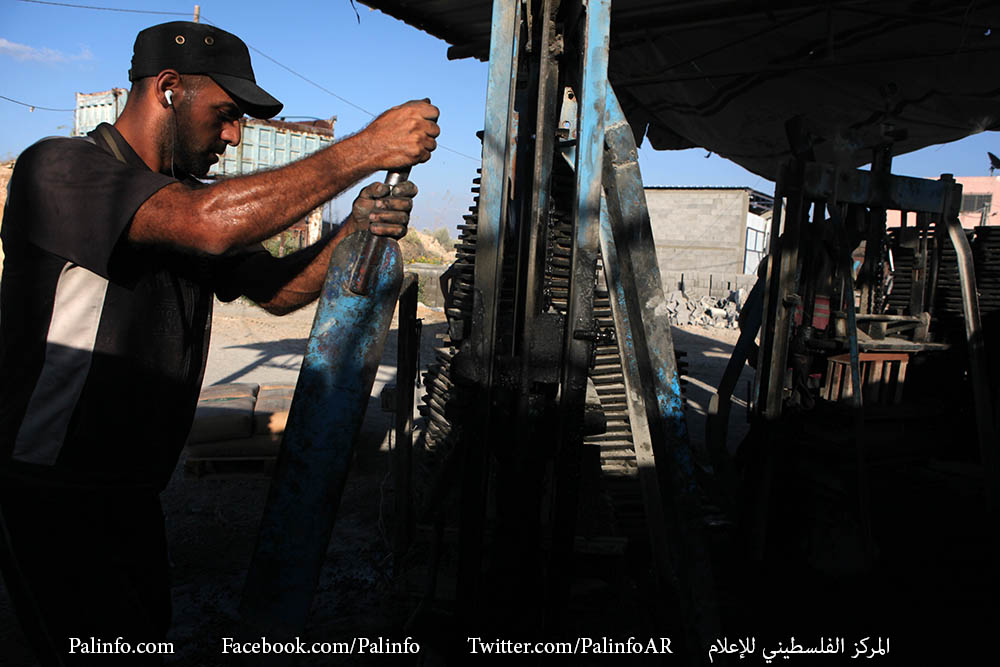 عمال يعملون في مصنع لإنتاج الحجارة في شرق مدينة غزة