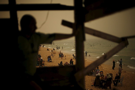 صور للعاصفة الرملية التي ضربت قطاع غزة