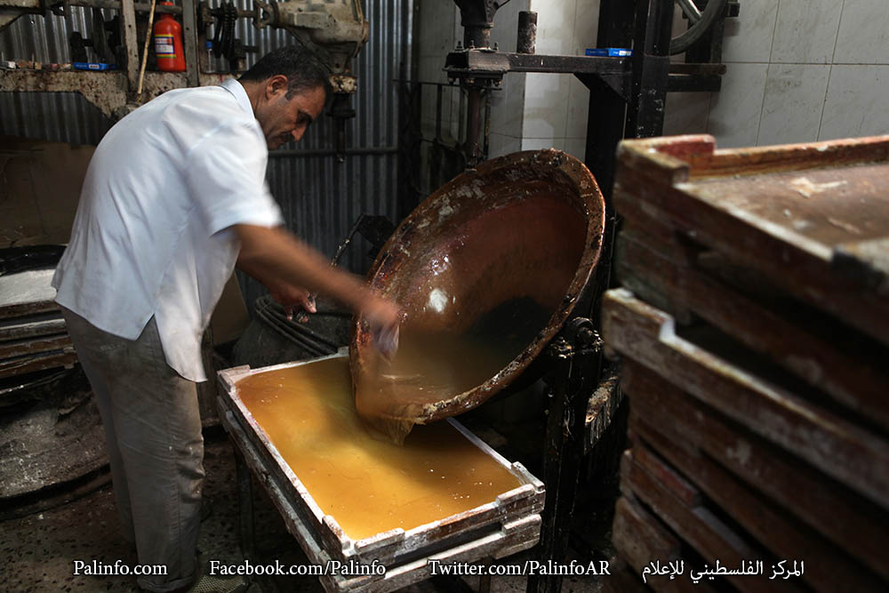 رجل فلسطيني يعمل في مصنع صغير لإنتاج حلويات الحلقوم في مدينة غزة