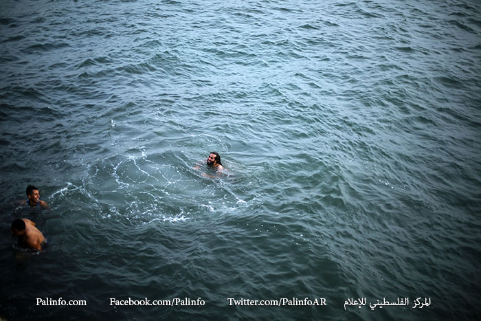 أهالي غزة يستجمون على شاطئ البحر بعد زوال العاصفة الرملية