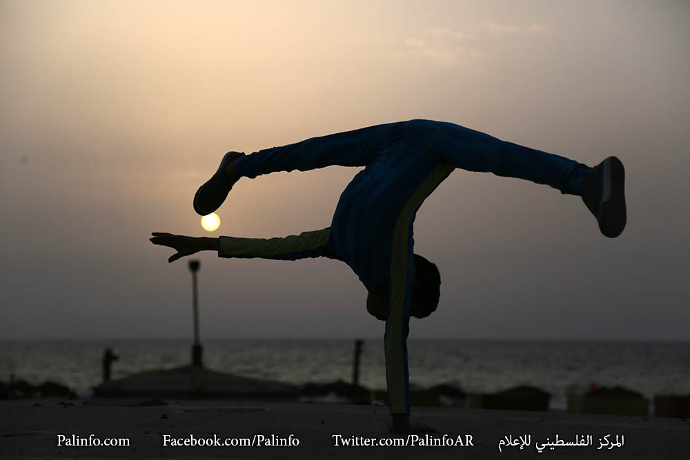 الطفل الموهبة محمد الشيخ 12 عام من مدينة غزة يمارس حركات اللياقة والليونة التي يتمتع بها
