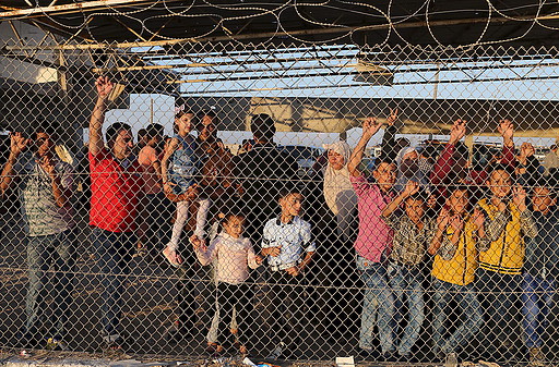 أقارب الحجاج العائدين إلى غزة أثناء انتظارهم على معبر رفح