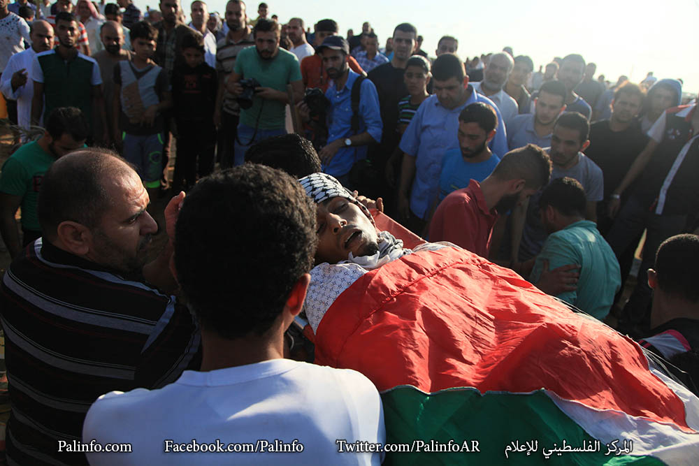 صور من جنازة الشهيد شادي دولة من حي الزيتون أحد شهداء المواجهات مع جنود الاحتلال شرق غزة