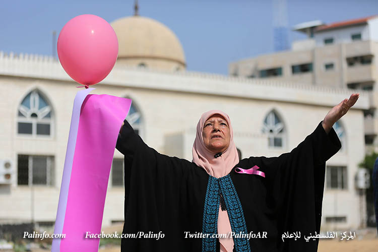 نساء من غزة تنظم وقفة للمطالبة بالفحص المبكر لسرطان الثدي