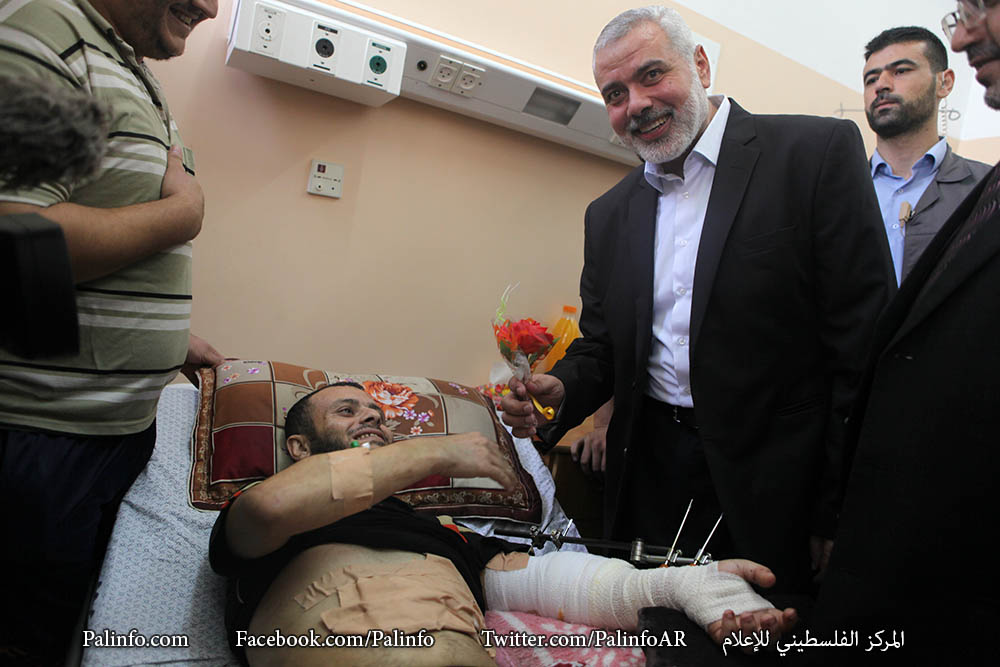 د. إسماعيل هنية في مستشفى الشفاء خلال زيارة الجرحى في المواجهات مع جنود الاحتلال