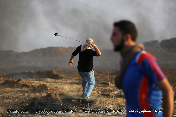 مواجهات بين الشبان الفلسطنيين وقوات الاحتلال الإسرائيلي شرق مخيم البريج وسط قطاع غزة