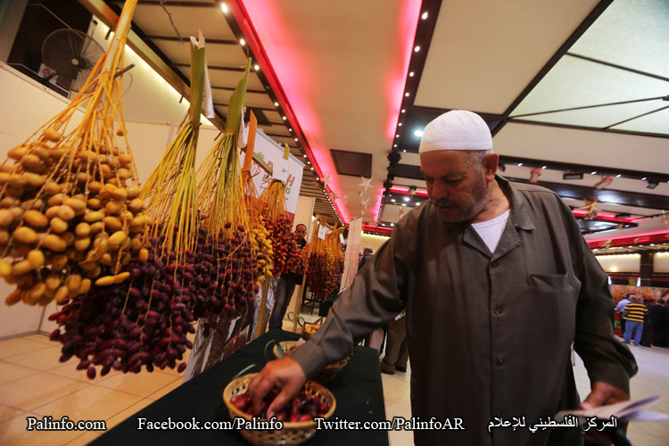 معرض بلح وتمر فلسطين المقام في منتجع الشاليهات السياحي على شاطئ بحر غزة