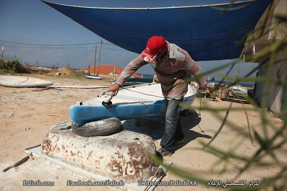 صيادون بغزة يعملون بورشة لصناعة مراكب الصيد