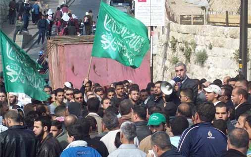 حشود فلسطينية ترابط في الأقصى.. وقيادات إسلامية تؤكد التضحية بالدم والروح من أجل
