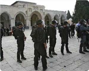 الاحتلال يفرض إغلاقًا مشددًا على القدس المحتلة ويرفع الأعلام الصهيونية في أحيائه