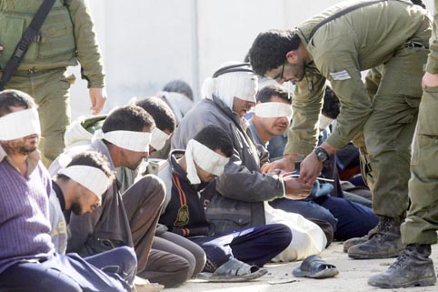 سجون الاحتلال تمنع أسرى تعرضوا للتعذيب من لقاء أطباء